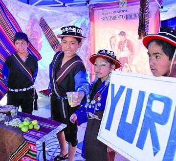 Los niños convidaron refrescos de la manzana de Yura.