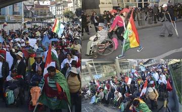 Cerca a la 13.00, la caravana descendió de la ciudad de El Alto hacia la sede de Gobierno.