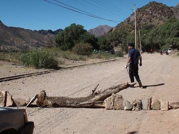 El bloqueo carretero en Tupiza perjudica a los viajeros. Foto: Marco A. Rojas