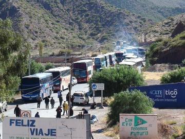 El bloqueo carretero en Tupiza perjudica a los viajeros. Foto: Marco A. Rojas