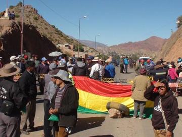 El bloqueo carretero en Tupiza perjudica a los viajeros. Foto: Marco A. Rojas