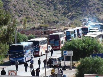 El bloqueo carretero en Tupiza perjudica a los viajeros. Foto: Marco A. Rojas