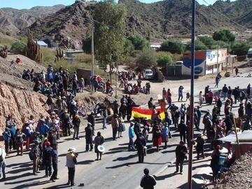 El bloqueo carretero en Tupiza perjudica a los viajeros. Foto: Marco A. Rojas
