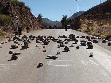 El bloqueo carretero en Tupiza perjudica a los viajeros. Foto: Marco A. Rojas