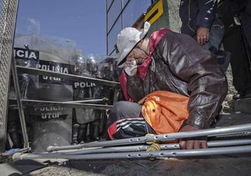 Policía gasifica a discapacitados y el diálogo se deja esperar