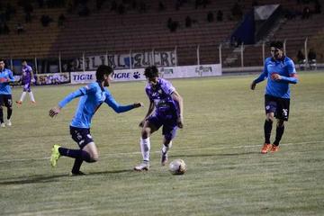 Carlos Mendoza (c) elude la marca de los academicos en una jugada ofensiva.