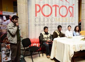 Carlos Castro explica los objetivos de la escuela y el curso.