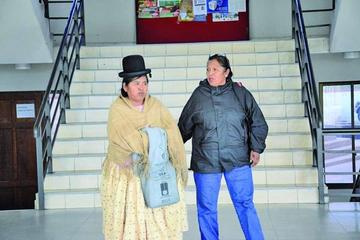 La exejecutiva del fondo indígena sale del Palacio de Justicia enmanillada y con custodia policial.