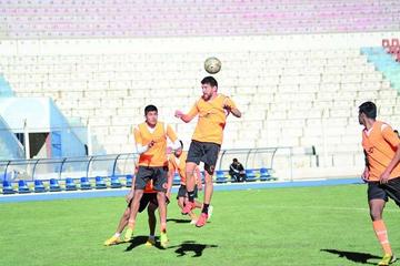 El jugador Antonio Rojano cabecea el balón en la práctica de la víspera.