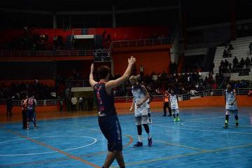 El basquetbolista de Amistad, Nicolás Giménez, celebra la victoria.