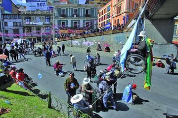 Los discapacitados radicalizan su protesta y se cuelgan de pasarela