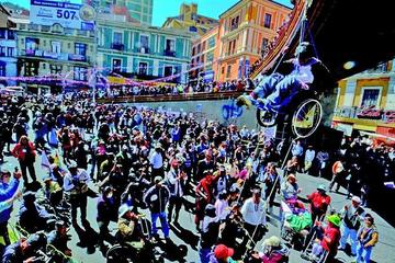 Personas con capacidades distintas se movilizan en la pasarela Pérez Velasco de la ciudad de La Paz.