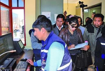 Las autoridades de la Gobernación y la empresa Manquiri en el equipo computarizado.