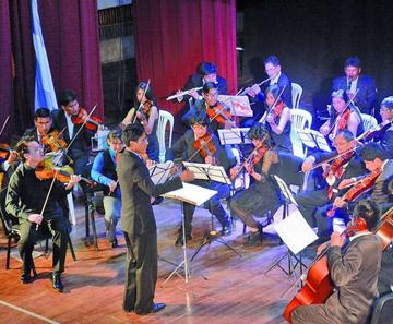 Artista se forma de director musical