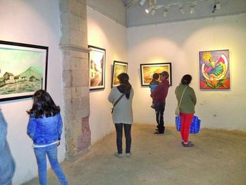 La población visita la exposición.