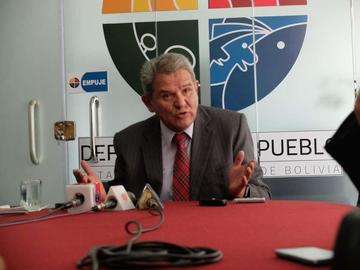 El defensor denuncia de que el Gobierno limita la libertad de prensa