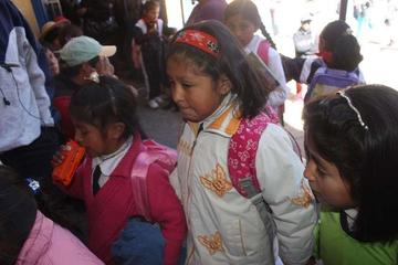 Estudiantes asisten bien abrigados a sus escuelas.