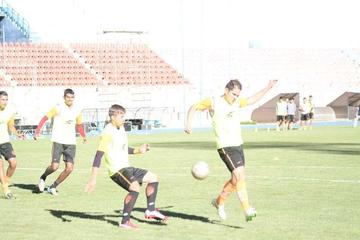 De izq. a der. Gilbert Álvarez, Claudio Centurión y Carlos Vargas.