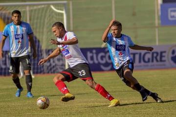 El delantero colombiano Tommy Tobar, de Nacional, controla el balón.
