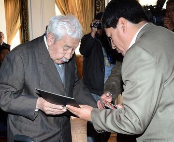 Secundino Bellido recibe el reconocimiento.