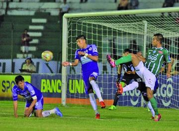 De izq a der. Dino Huallpa, Rodrigo Ávila y Sergio Almirón.