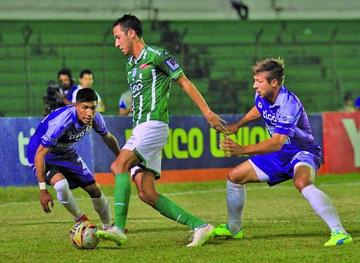 Carlos Saucedo (c) esquiva la marca de Rodrigo Ávila (i) y Claudio Centurión (d).