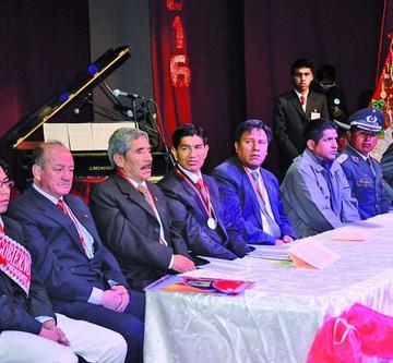 Los invitados y maestros en el acto central desarrollado en el teatro IV Centenario.