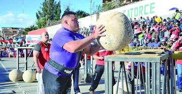 Juan Ballesteros en la prueba de las piedras de atlas.