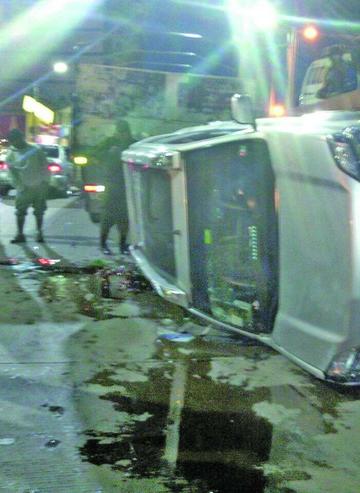 Así quedó el vehículo policial.