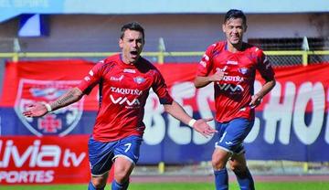 Marcelo Bergese festeja uno de los goles convertidos.