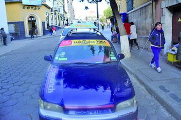 Presentan adhesivo de identificación de taxis