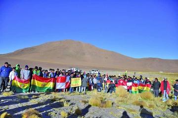 En el lado boliviano, estudiantes de secundaria visitaban la zona de los manantiales.