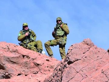 Militares chilenos observan lo que ocurre en territorio potosino.