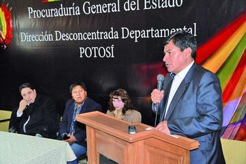 El gobernador potosino Juan Carlos Cejas habló de las poses de fuerza de los vecinos.