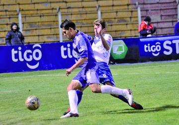 Carlos Vargas elude la marca de Miguel Ángel Hoyos.