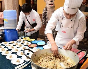 Uno de los preparados en la inauguración de la escuela.