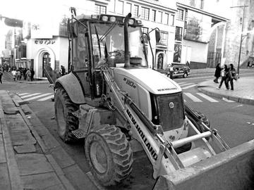 Apedrean la maquinaria de la Alcaldía
