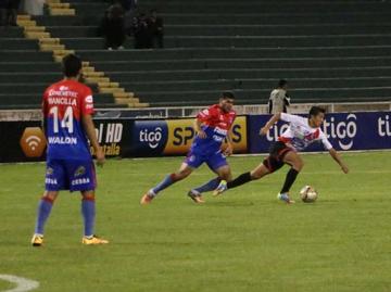 El centrocampista de Nacional, Darwin Lora, se escapa con el balón.