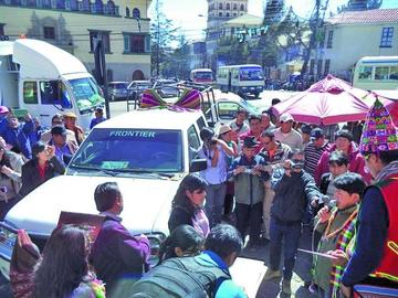 Entregan 2 vehículos para el norte de Potosí