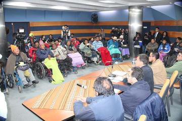 Discapacitados insisten con renta mensual de Bs 500 y rompen dialogo