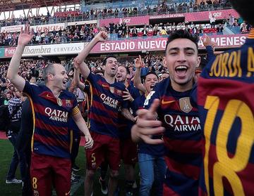 Los jugadores del Barza celebran ante aficionados su victoria al terminar el partido frente al Granada.