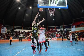 Donald Lawes, de Pichincha, intenta tapar a su rival.