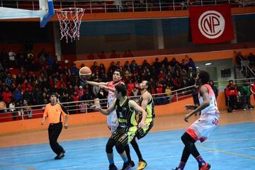 El jugador de Pichincha, Ariel Calizaya, intenta dar un pase a sus compañeros.