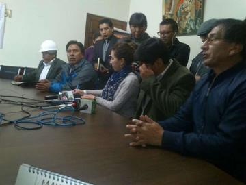 Los funcionarios en la conferencia de prensa.
