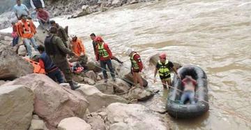 Mueren 7 personas al caer una vagoneta al Pilcomayo