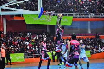 El jugador Andrew Jones, de Pichincha, clava el balón.