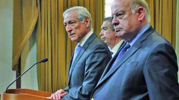 El canciller Heraldo Muñoz y el agente ante la Corte Internacional de Justicia, José Miguel Insulza.