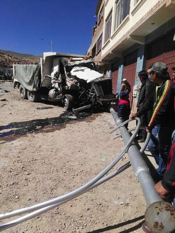 Los daños suman, se destruyeron postes de electricidad.
