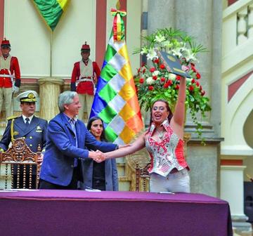 El presidente en ejercicio y la representante del colectivo TLGB en Palacio de Gobierno.