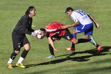 El portero Yadin Salazar, de Nacional, gana el control de la pelota.
